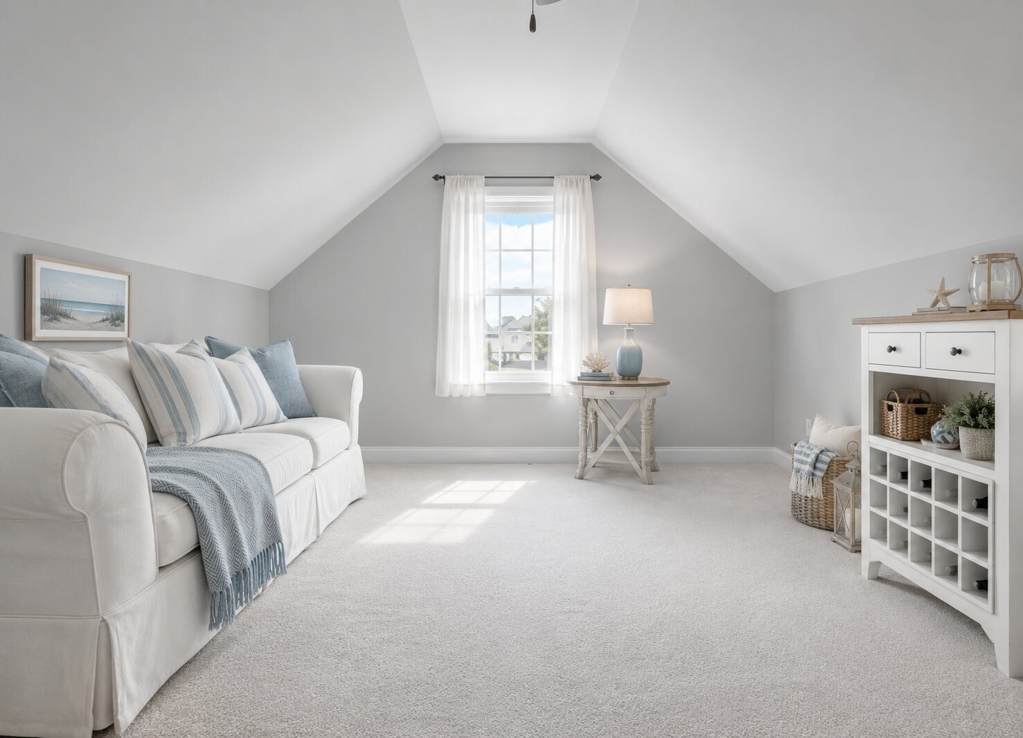 Spacious freshly carpeted bonus room